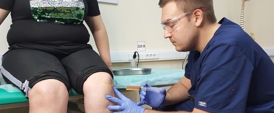 Ένας ορθοπεδικός γιατρός κάνει μια ενδοαρθρική ένεση στην άρθρωση του γόνατος για οστεοαρθρίτιδα