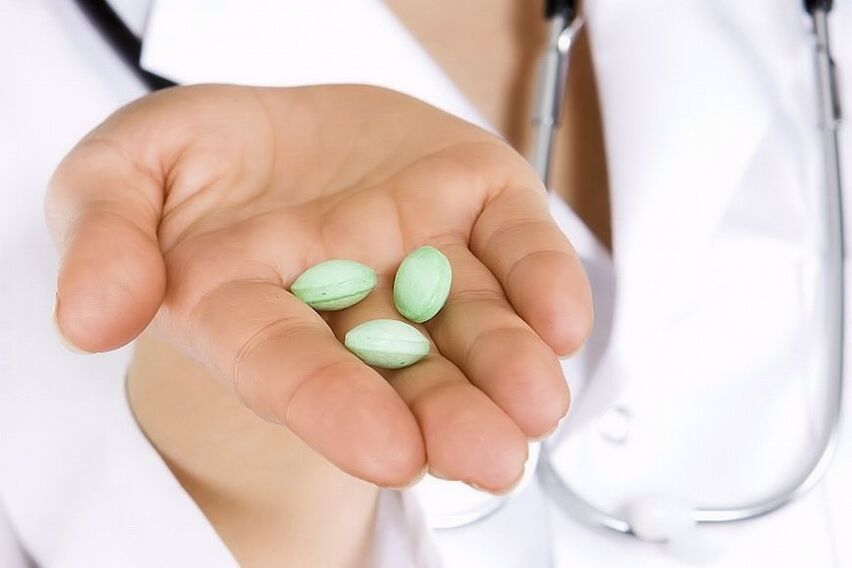 ο γιατρός προσφέρει χάπια για πόνο στη μέση